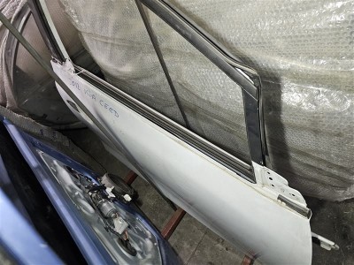 Kia Ceed sağ ön kapı beyaz 2012