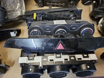 Hyundai Tucson Dörtlü İkaz Airbag Kontrol Paneli 93700-D7100