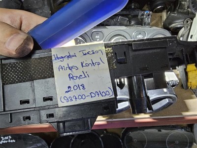 Hyundai Tucson Dörtlü İkaz Airbag Kontrol Paneli 93700-D7100