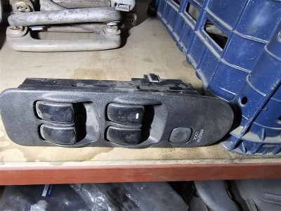 Mitsubishi Carisma 1996-2005 Ön Sol Dörtlü Cam Düğmesi Mr740599
